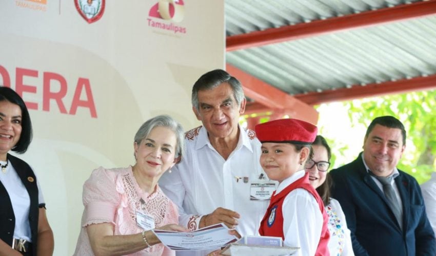 Apadrinan Américo y María a estudiantes de Xicoténcatl; presupuesto sin límites para&nbsp;becas