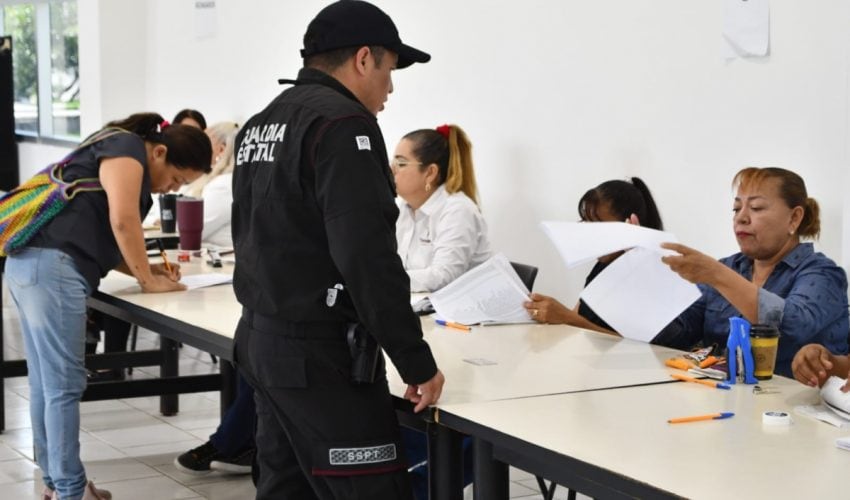 Recibe personal de la SSPT becas para servidores públicos e&nbsp;hijos