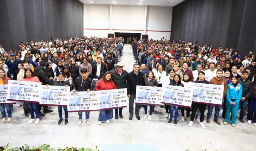 Entrega Américo tarjetas del programa «Jóvenes Construyendo el&nbsp;Futuro»