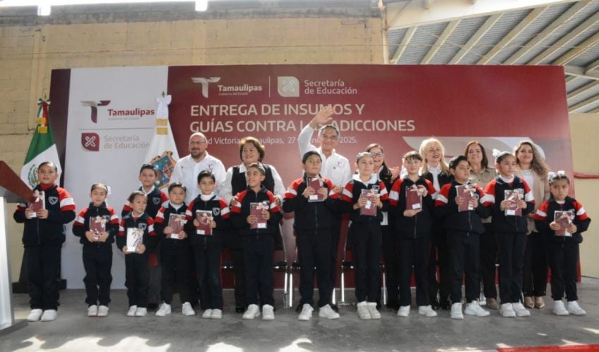 Cumple gobernador a educandos, entrega equipo tecnológico y mobiliario&nbsp;escolar