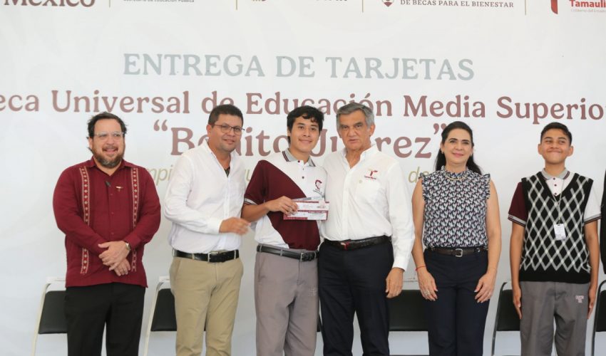 Entrega gobernador a estudiantes de la zona sur becas federales “Benito&nbsp;Juárez”