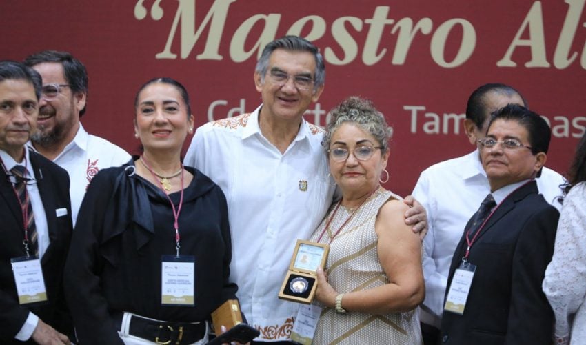 Refrenda Américo alianza con maestros; entrega 284&nbsp;condecoraciones