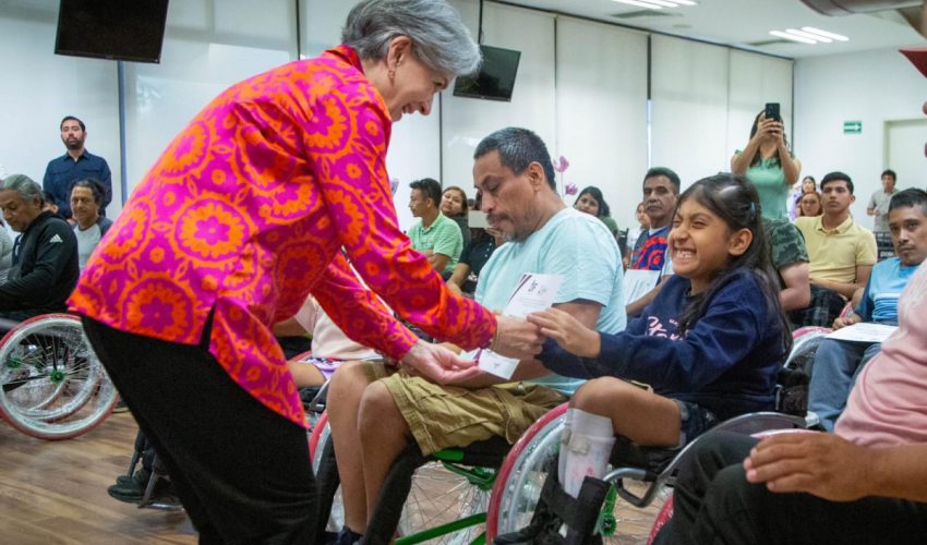 DIF Tamaulipas, Vida Independiente y Oxxo entregan sillas de ruedas a personas con&nbsp;discapacidad