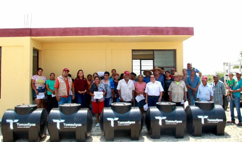 Entrega SEBIEN tinacos a habitantes de San&nbsp;Carlos
