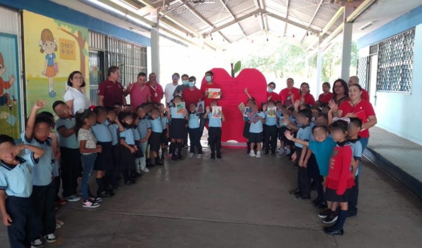 Adolescentes en proceso de reinserción social elaboran y donan libreros con madera&nbsp;reciclada
