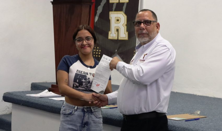 Entrega UP Región Ribereña becas para el cuatrimestre&nbsp;mayo-agosto