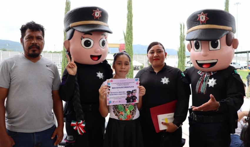 Entrega Guardia Estatal de Género reconocimiento a niñas ganadoras del concurso para nombrar a botargas oficiales de la&nbsp;SSPT